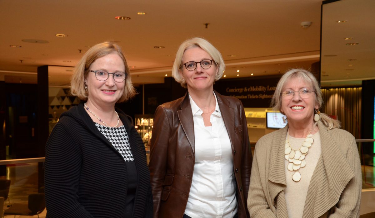 Katharina Lohmann, Geschäftsführerin IGA Berlin 2017, Regine Günther, Berliner Senatorin Für Umwelt, Verkehr Und Klimaschutz, Und Elke Bitterhof, Journalistin (v.l.) Foto: © Gero Schreier
