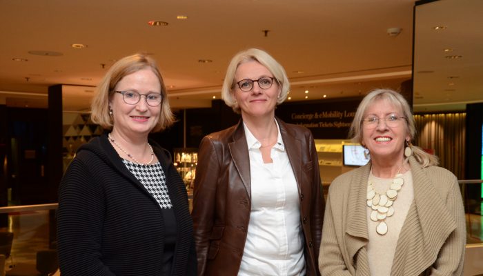 Katharina Lohmann, Geschäftsführerin IGA Berlin 2017, Regine Günther, Berliner Senatorin Für Umwelt, Verkehr Und Klimaschutz, Und Elke Bitterhof, Journalistin (v.l.) Foto: © Gero Schreier