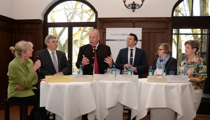 Moderatorin Elke Bitterhof, Karl Holmeier, Mitglied Des Bundestages, Franz Löffler, Landrat Des Landkreises Cham, Thomas Ebeling, Landrat Des Landkreises Schwandorf, Ute Mushardt, Vorsitzende Der Bundesarbeitsgemeinschaft Für Urlaub Auf Dem Bauernhof Und Landtourismus, Und Cornelia Hass, Geschäftsführerin Landurlaub Mecklenburg-Vorpommern (v.l./Foto: Gero Schreier)