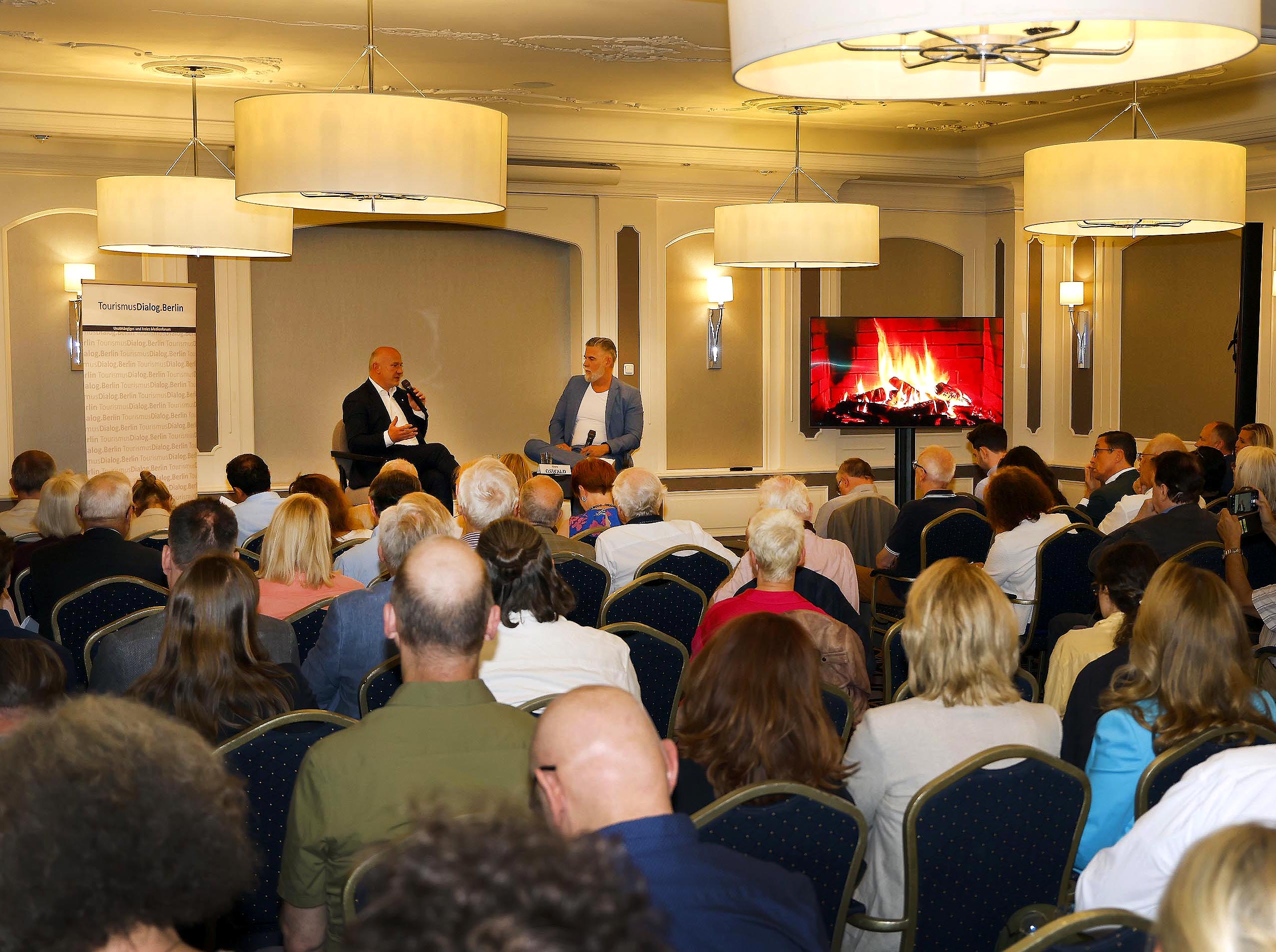 Kai Wegner, Regierender Bürgermeister von Berlin, und Moderator Sven Oswald (rechts) beim Kamingespräch im Westin Grand Hotel (Foto: Agentur Baganz)